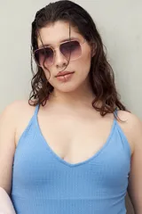 Malla enteriza celeste con textura, breteles finos y escote en V.