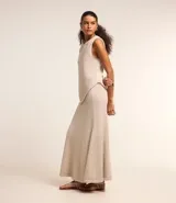 Blusa de punto color beige, sin mangas, con escote redondo y bajo asimétrico.