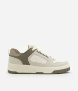 Championes urbanos de caña corta, con recortes contrastantes en tonos blanco, beige claro y verde oliva. Presentan cierre por cordón, puntera redonda y suela bicolor con relieve.