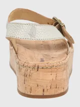 Sandalia con plataforma de corcho, tiras de cuero color dorado y ajuste con hebilla.