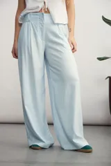 Pantalón celeste de tiro alto y corte palazzo.