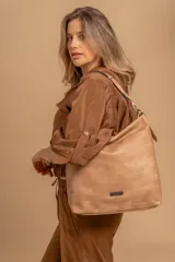 Cartera bandolera color marrón claro, de símil cuero, con dos divisiones internas, asa corta fija y correa larga regulable.