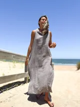 Vestido largo sin mangas color visón, confeccionado en lino 100%, con cuello caído y bolsillos laterales.