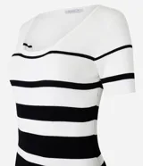 Vestido midi de punto con rayas horizontales en blanco y negro, escote cuadrado y mangas cortas.