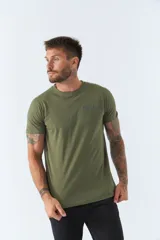 Remera verde militar de hombre, corte regular, manga corta, cuello redondo y logo estampado en el pecho.