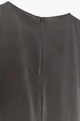 Vestido largo gris oscuro, de cuello redondo y sin mangas.