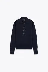 Jersey azul marino de punto liso, con cuello polo, manga larga, bolsillo de parche en el pecho y cierre frontal con botones.