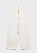 Pantalón de jean blanco de corte wide leg con tiro medio y cierre frontal con cremallera.