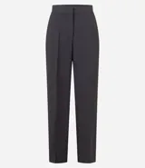 Pantalón de vestir gris oscuro, de corte recto, con bolsillos laterales y cierre frontal con botón y cremallera.