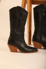 Botas texanas negras de cuero con tacón medio y punta estilizada, diseño clásico y detallado.