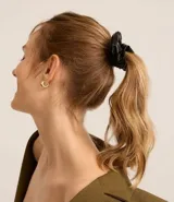 Scrunchie mediana de poliuretano negro, sin estampa.