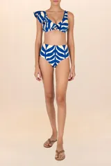 Top de bikini con estampado de ondas fluidas en azul y blanco, con volado en un lado, escote en V y amarre con coletas en la espalda.