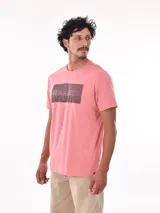 Remera color salmón con estampado rectangular con la palabra 'FEARLESS' en letras negras.