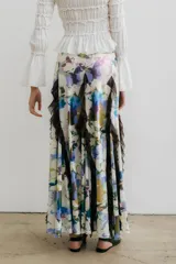 Falda larga color ocre de corte ajustado, con volados verticales en los laterales.