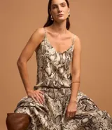 Vestido largo de crepé con breteles finos, escote en V, recorte fruncido en el bajo y estampado animal print de piel de serpiente.