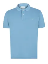 Remera tipo polo celeste de algodón orgánico con cuello clásico y tapeta de dos botones. Presenta un pequeño logo bordado de un pato en el pecho.