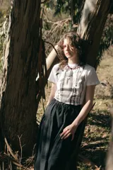 Falda midi azul de paño fino 100% lana, con cintura elastizada y frunces en los lados.