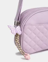 Bandolera lila de cuerina con diseño acolchado de rombos en la parte frontal y colgante de mariposa. Tiene correa regulable desmontable, acceso mediante cierre superior y bolsillo frontal con cierre.