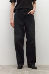 Pantalón de jean estilo barrel, color marrón oscuro con efecto desgastado. Presenta un calce holgado y tiro alto.