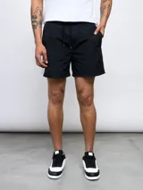 Short de baño negro con una franja vertical celeste con diseño estampado en el lateral.