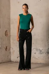 Pantalón de jean negro de corte wide leg con apliques de strass plateados.