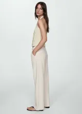 Pantalón de jean color crudo, de corte recto, tiro medio y largo hasta el tobillo.