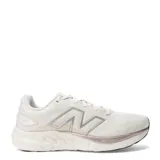 Championes New Balance Running Course de mujer, color beige con detalles plateados, con capellada de malla y superposiciones sintéticas, entresuela Fresh Foam y suela de goma.