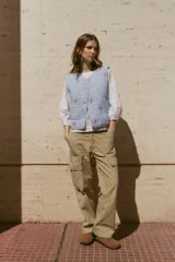 Pantalón cargo color verde oliva, con múltiples bolsillos y corte recto.