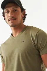 Remera básica de algodón color verde militar, con escote en "V" y logo estampado.