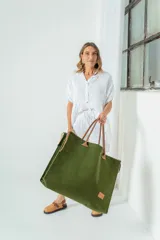 Bolso XL color marrón, tipo shopper, confeccionado en fieltro con asas y detalles en cuero.