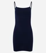 Vestido corto color rosado, de escote recto, con breteles finos y confeccionado en algodón con elastano.