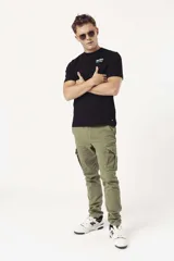 Pantalón cargo color verde oliva, corte slim fit, con bolsillos laterales con solapa y cierre de botón a presión.