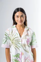 Conjunto de pijama de algodón a rayas verticales rosas y blancas, con detalles en celeste. Incluye camisa de manga corta con botones y bolsillo en el pecho, y shorts con cintura elástica.