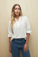 Camisa blanca bordada de algodón con diseño floral y calados, escote en V con cuello mao y mangas largas.