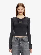 Suéter corto Diesel M-Anchor-A para mujer, tejido en algodón orgánico acanalado con hilo denim negro. Tiene un ajuste ceñido, desteñido natural y placa metálica con la D ovalada en la abertura del pecho.