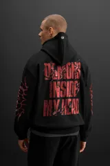 Buzo hoodie negro oversize con estampado rojo en el pecho y diseño tribal en las mangas.