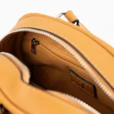 Cartera tipo baúl color camel, marca Extra Large. Confeccionada en símil cuero graneado, con acceso superior con cierre y herrajes plateados. Tiene doble asa corta y correa larga regulable y desmontable. Cuenta con un bolsillo externo con cierre y dos bolsillos internos, uno con cierre y otro abierto.