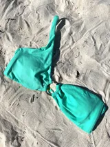 Top de bikini color menta con un hombro y broche ajustable en la espalda.