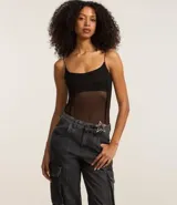 Pantalón recto de jeans negro con bolsillos cargo laterales y friso delantero.