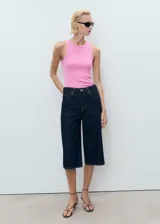 Musculosa rosa de tejido de canalé con tirantes anchos y cuello halter.