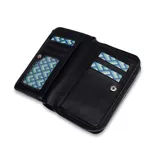 Billetera mediana de símil cuero con diseño a rayas horizontales en blanco, gris y negro. Tiene cierre alrededor y tapa frontal con compartimento interior con 8 tarjeteros y lugar para billetes.