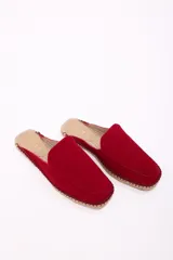 Zuecos color rojo con capellada de gamuza, plantilla acolchada y suela de yute.