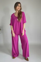 Remerón de lino color lila, de corte holgado y cuello en V.