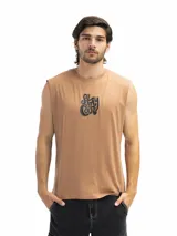 Musculosa color tostado con estampado frontal con la frase "Stay Cool" en negro.