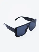Lentes de sol negros con marco cuadrado y lentes oscuros.