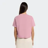 Remera rosa de corte cropped y mangas cortas, con logo de Dickies bordado en el pecho.