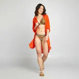 Braguita de bikini brasileña con estampado floral en tonos marrón, verde, azul y amarillo.
