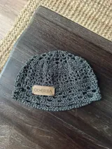 Gorro tipo casquete color beige, tejido a mano en crochet con hilo de algodón y lurex.
