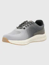 Zapatillas grises de tejido de punto con cordones, suela blanca y detalles en marrón.