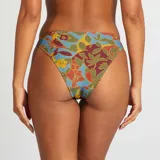 Braguita de bikini con estampado floral en tonos azul, verde, rojo y amarillo.